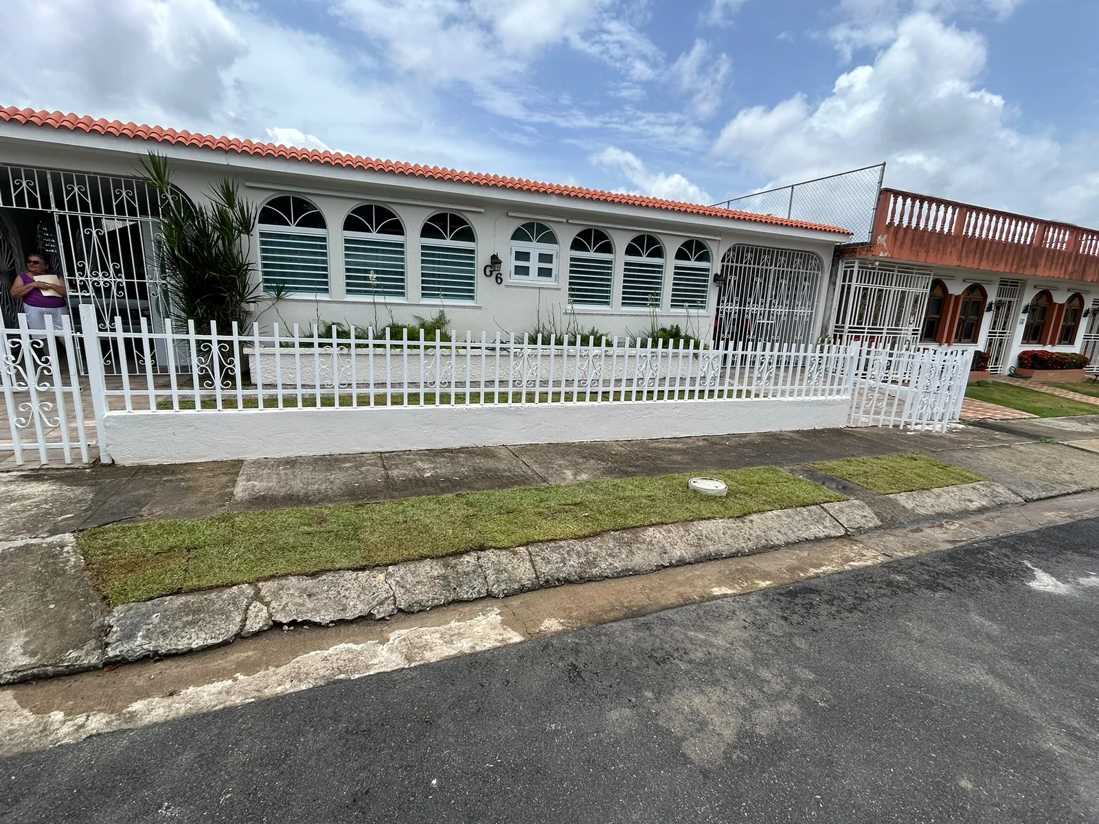 Grama en paños recién instalada en frente residencial