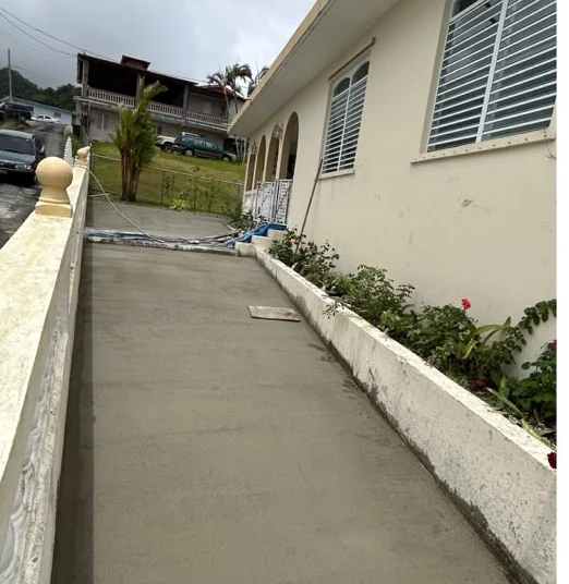 Piso en cemento terminado a lo largo de la casa
